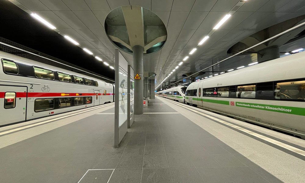 ICE und Intercity im Hauptbahnhof Berlin